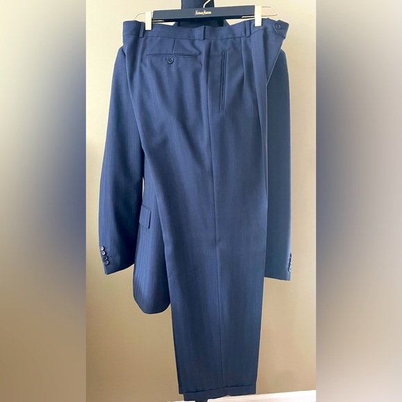 Hugo Boss Blue Suit Elegant Professional Design
Worn 2-3 times, great condition - Picture 1 of 9
